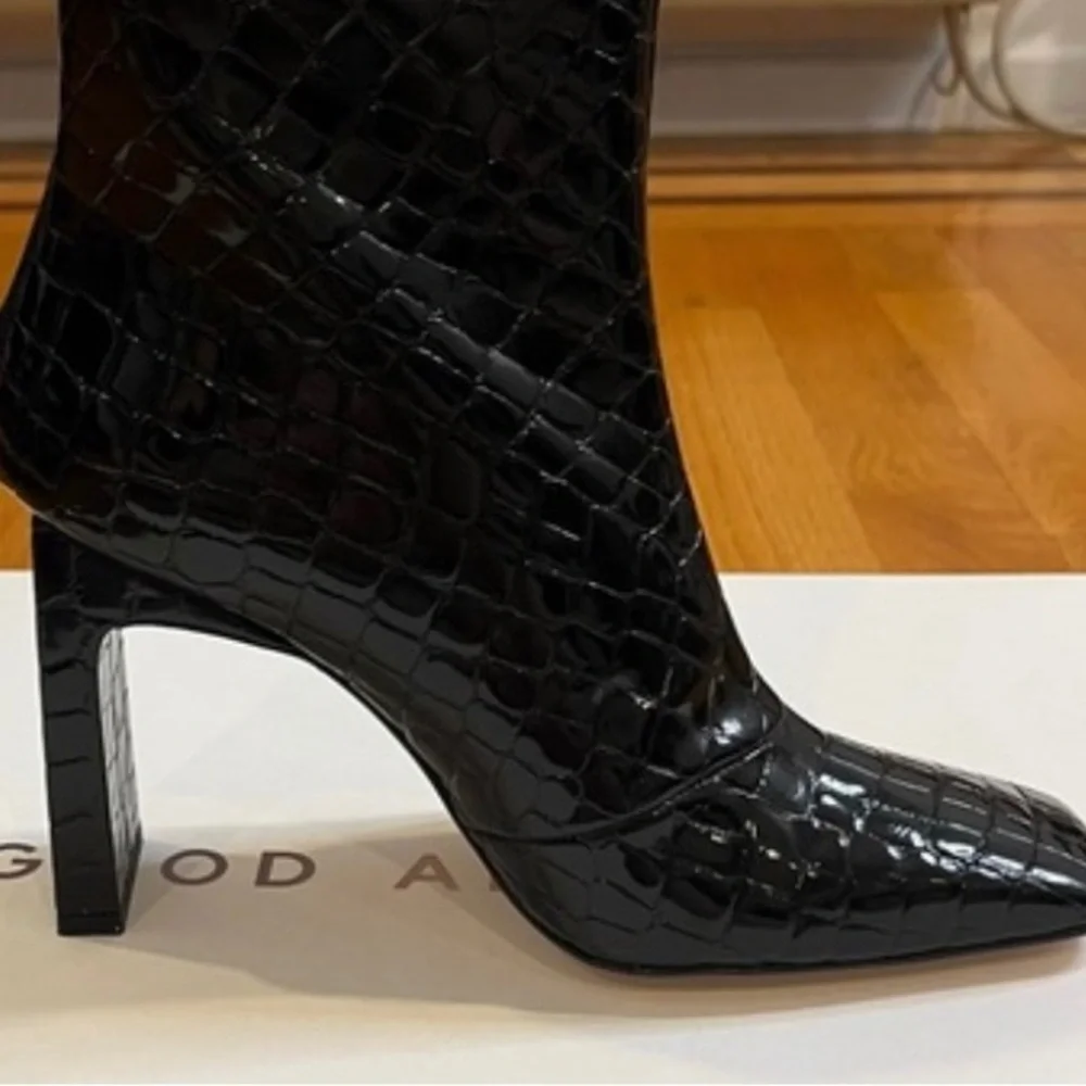 Elegant Black Croc-Embossed Women's Boots - Picture 1 of 4
